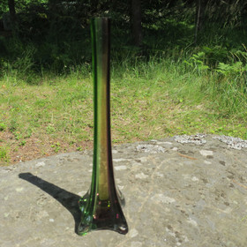 Vaasi vihreää ja violettia lasia,  yhtä ruusua varten