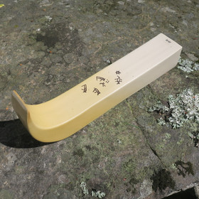 Seinämaljakko keramiikkaa 31cm pitkä, keltainen J:n mallinen