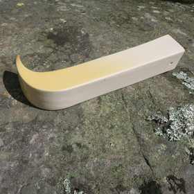 Seinämaljakko keramiikkaa 31cm pitkä, keltainen J:n mallinen