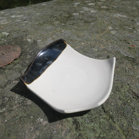 Lautanen ruskea-kerma 12x14cm, lainehtivat reunat, keramiikkaa