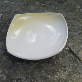 Lautanen keltainen-kerma 14x14cm, lainehtivat reunat, keramiikkaa