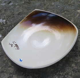 Lautanen 14x14cm, aaltoileva muoto, rumpukuvia, keramiikkaa