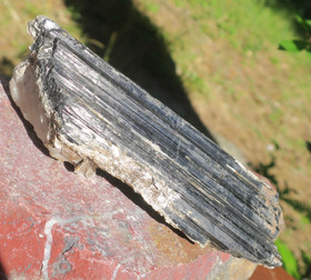 Musta turmaliini, muskoviitti, kvartsi 297g nro 327jj