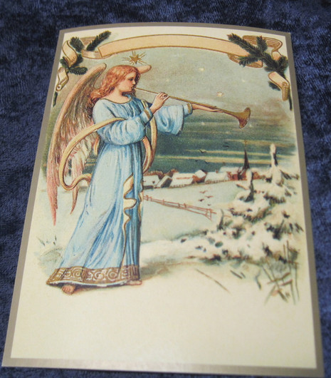 Joulukortti enkeli soittaa torvea kylän laidalla, ken02