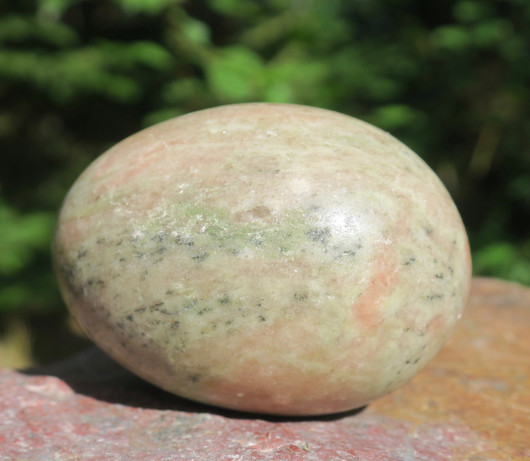 Marmori kivimuna, vihreänruskea 6cm 180g