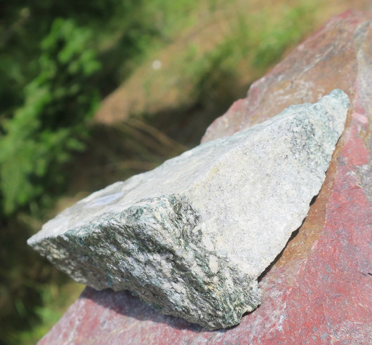 Fuksiittikvartsiitti raaka 12x8x4cm 410g Suomi Hi90