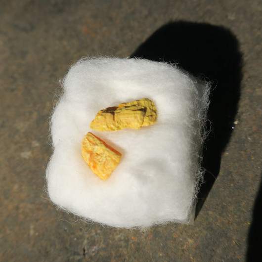 Orpimentti 2 kpl raakakivi S-koko, keskim alle 10mm auripigment 37s8