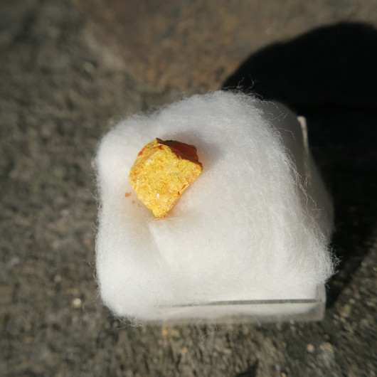 Orpimentti raakakivi M-koko keskim. yli 10mm auripigment 37M3