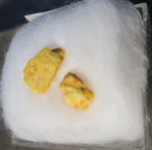 Orpimentti 2 kpl raakakivi S-koko, keskim alle 10mm auripigment 37s9