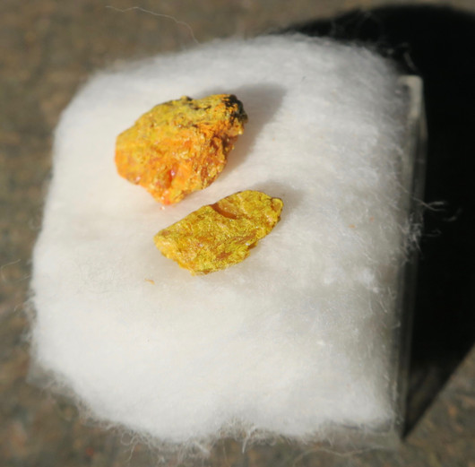 Orpimentti 2 kpl raakakivi S-koko, keskim alle 10mm auripigment 37s4