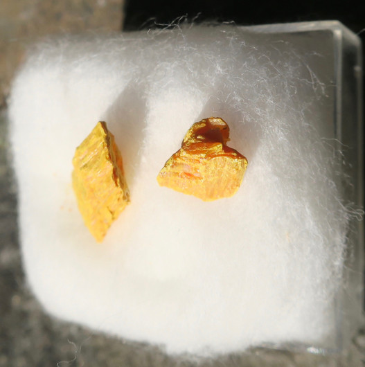 Orpimentti 2 kpl raakakivi S-koko, keskim alle 10mm auripigment 37s6