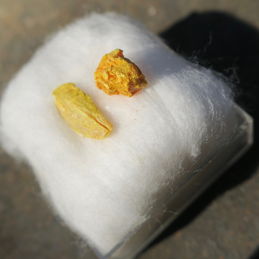 Orpimentti 2 kpl raakakivi S-koko, keskim alle 10mm auripigment 37s2