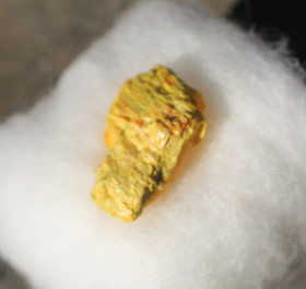 Orpimentti raaka M-koko keskim. yli 10mm auripigment  nro 37M1