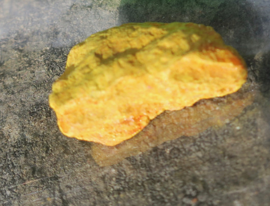 Orpimentti raakakivi  13x23mm auripigment nro 37L2