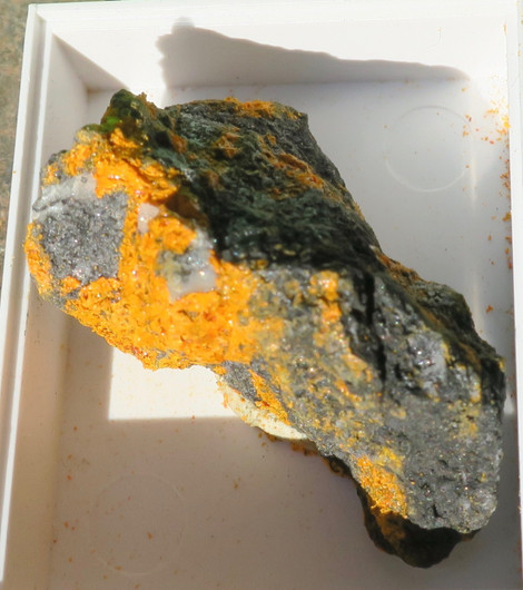 Orpimentti raakakivi 30x20mm auripigment nro 37R21