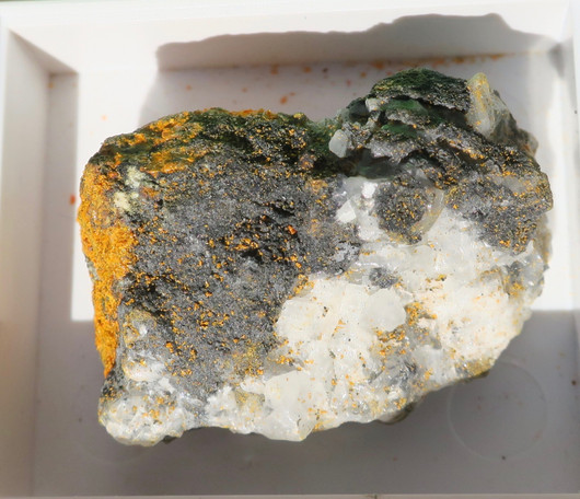 Orpimentti raakakivi 20x30mm auripigment nro 37R9