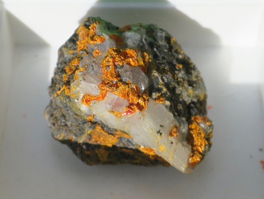 Orpimentti raakakivi 22x18mm auripigment nro 37R17