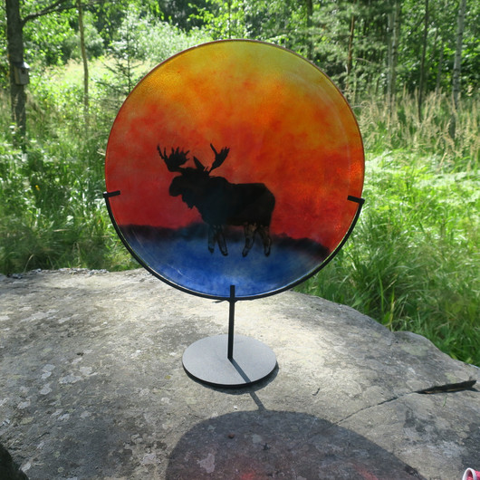 Lasilautanen hirvi 37cm, metallitelineessä. Uniikki!