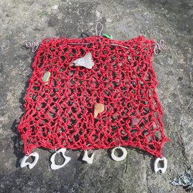 Seinäkoriste Vuotson kiviä, poronluita, poron hammas, puuta. Nro HM