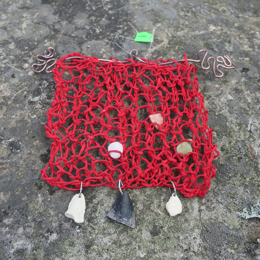 Seinäkoriste lapin kiviä, poronluita, poron kynsi. Nro GM