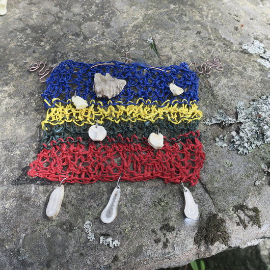 Seinäkoriste paperinarupohjalla poronluita, puuta. Nro SM