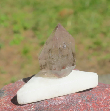 Ametistikide marmorialustalla 13g, korkeus 30mm