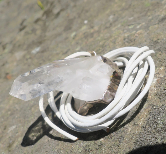 Riipus vuorikidesykerö nahkanauhassa. nroF