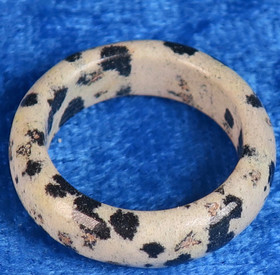 Kivisormus 21.5mm dalmatianjaspis, beige mustapilkkuinen, leveys 6mm