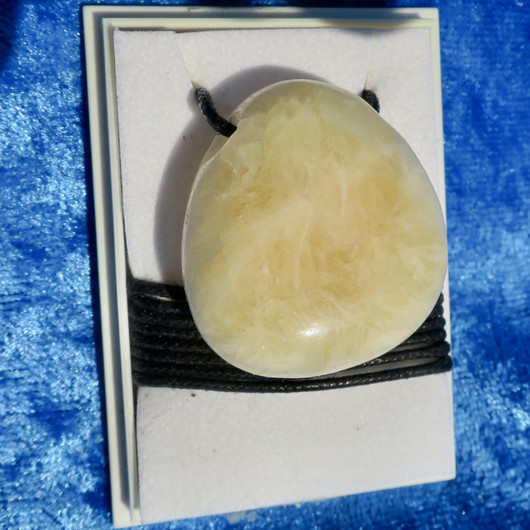  Riipus kalsiitti, keltainen porattu, liukusolmunauhassa