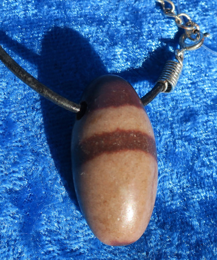 Riipus Shiva lingam porattu nahkanauhassa