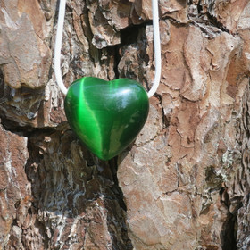 Riipus kissansilmälasi vihreä porattu 33mm sydän nahkanauhassa