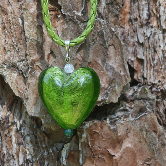 Riipus vihreä 27mm foliolasisydän 45cm nahkanauhassa hopealukko