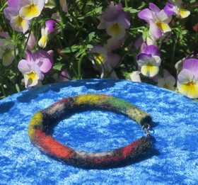 Rannekoru monivärinen 10mm huovutuspötkö, 20cm+lukko