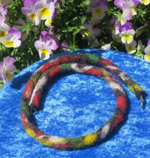 Kaulakoru monivärinen 10mm huovutuspötkö, 46cm+lukko