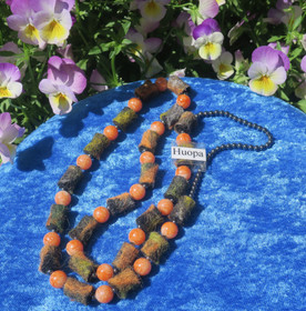 Helmet huopa vihreä oranssi musta ja hematiitti 60cm