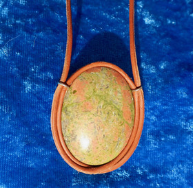 Riipus unakiitti iso 30x40mm nahkasomistein, nahkanauhassa