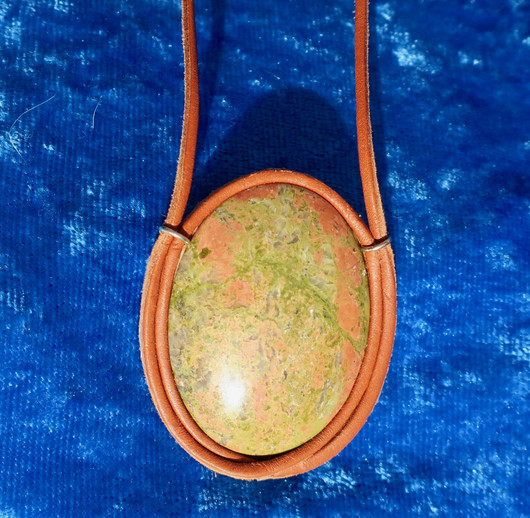 Riipus unakiitti iso 30x40mm nahkasomistein, nahkanauhassa