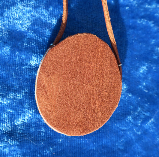 Riipus unakiitti iso 30x40mm nahkasomistein, nahkanauhassa