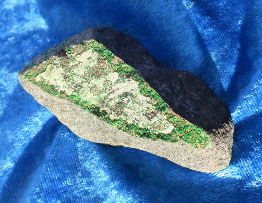 Uvaroviitti, kidepintainen vihreä granaatti 143g hi10