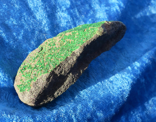 Uvaroviitti, kidepintainen vihreä granaatti 143g hi10