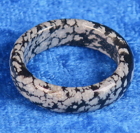 Kivisormus 17mm lumihiutaleobsidiaani leveys 6mm