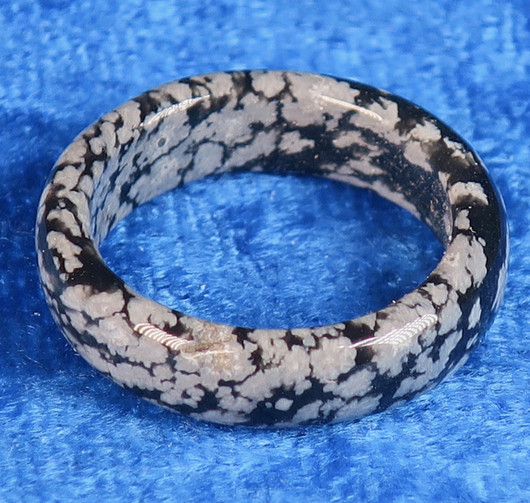 Kivisormus 17mm lumihiutaleobsidiaani leveys 6mm