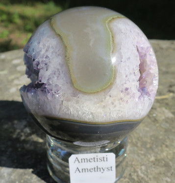 Ametistipallo 775g 8cm kivipallo jonka läpi kulkee kidetunneli