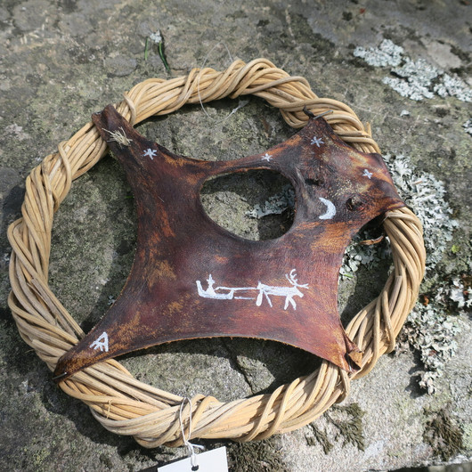 Unisieppari poroa ja pulkka, rottinkia ja poron nahkaa, 16cm