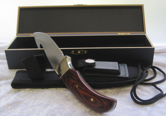 Erämiehen puukko, tuppi ja hiomakivi lahjapakkauksessa