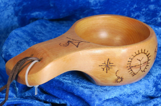 Kuksa polttokaiverrettu 15 noitarumpumerkkiä puukuksa varsikahvalla