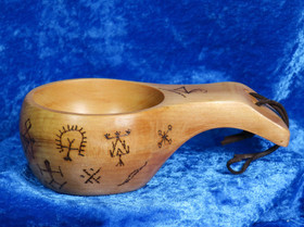 Kuksa polttokaiverrettu 15 noitarumpumerkkiä puukuksa varsikahvalla