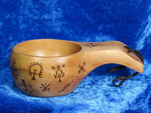 Kuksa polttokaiverrettu 15 noitarumpumerkkiä puukuksa varsikahvalla