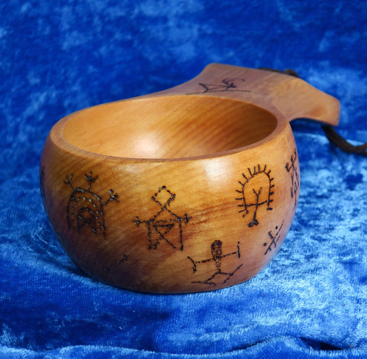 Kuksa polttokaiverrettu 15 noitarumpumerkkiä puukuksa varsikahvalla