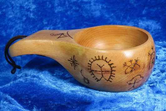 Kuksa polttokaiverrettu 15 noitarumpumerkkiä puukuksa varsikahvalla